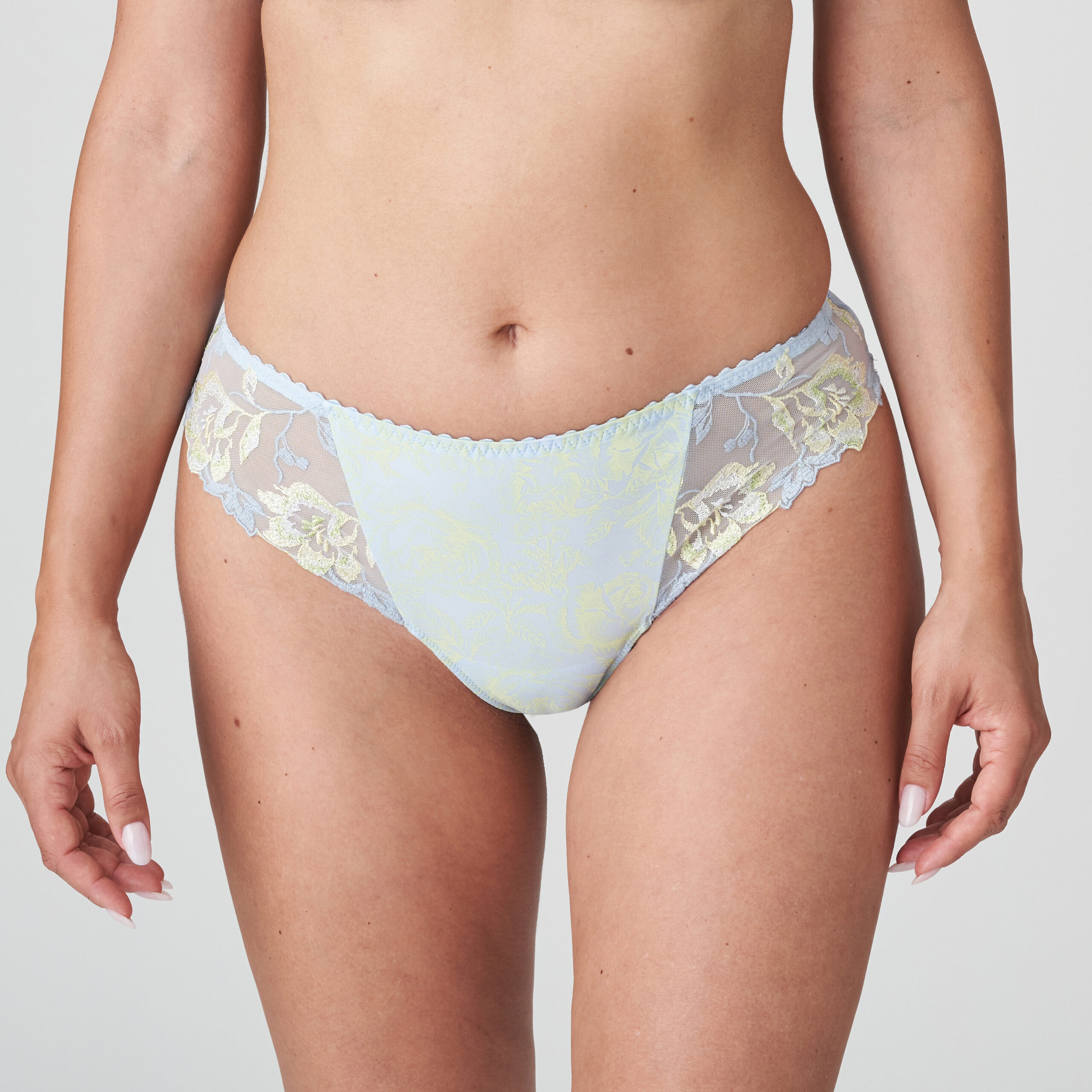 PrimaDonna string Nuzha nuage